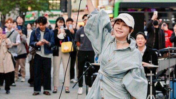 거리 버스킹 중인 가수 박혜경. 사진=(주)민사운드그룹