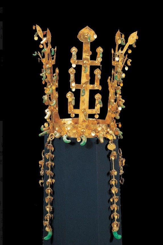 Gold crown excavated from Geumgwanchong (late 5th century). Photo by e-Museum.