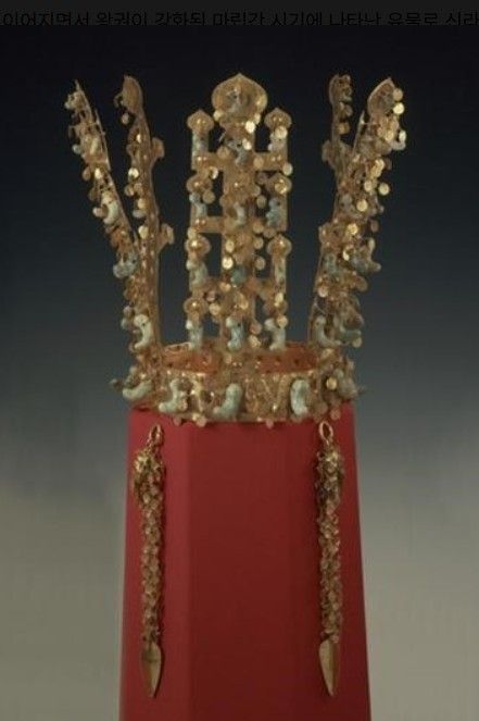 Gold crown excavated from Cheonmachong (early 6th century). Photo by e-Museum.