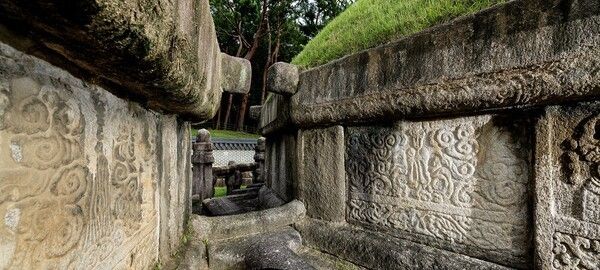 Stone screen at Heolleung. Photo by Cultural Heritage Administration Royal Tombs Division.