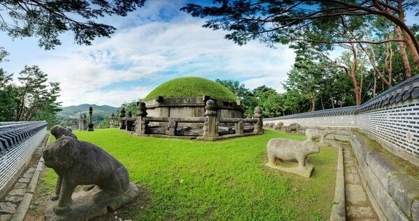 Stone sheep and tiger sculptures at Heolleung. Photo by Cultural Heritage Administration Royal Tombs Division.
