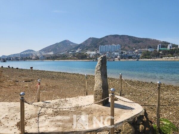 계선주는 정박 시설이라는 설과 함께 선소를 지키는 해안 벅수(돌석상)의 하나라는 견해도 있다. 사진=뉴스컬처