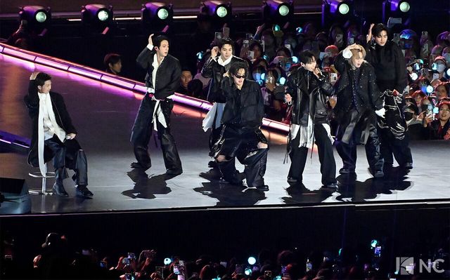 그룹 방탄소년단(BTS)이 컴백을 기념해 21일 오후 서울 종로구 광화문 광장에서 ‘BTS 컴백 라이브: 아리랑(BTS THE COMEBACK LIVE | ARIRANG)’ 공연을 펼치고 있다. 사진=한국온라인사진기자협회 공동취재단