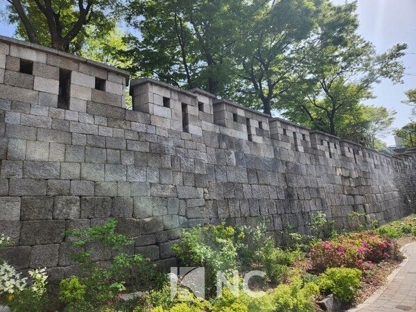 ソウル城郭（漢陽都城）白岳区間の出発点、城北歴史文化公園の城壁。写真=ニュースカルチャー