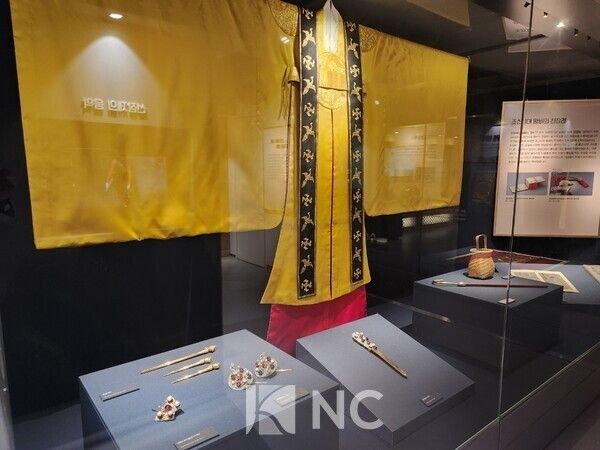 Royal ceremonial garments and ornaments worn by the queen during Chinjamrye are on display. Photo by News Culture.