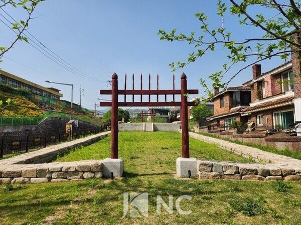 A record in the Geography Section of the Annals of King Sejong states, “Seonjamdan is located at Sahan-i outside Dongsomun.” “Sahan-i” was the old name of Seongbuk-dong. Seonjamdan was recreated in its current form in 2020 following excavation research conducted in 2016. Photo by News Culture.