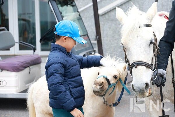 22일 경기 안산 대부도 더헤븐리조트 내 더헤븐CC에서 열린 ‘2026 U.S. Kids Golf Korean Championship(유에스 키즈 골프 코리안 챔피언십)’ 대회장에는 아이들 시선을 붙드는 장면이 곳곳에서 연출됐다. 사진=김규빈 기자