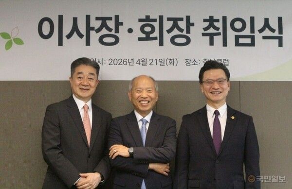 월드휴먼브리지 이사장·회장 취임식이&nbsp;21일 서울 용산구 한남클럽에서 열렸다. 왼쪽부터 배재학 사무총장, 김병삼 이사장, 김병근 회장. 사진=월드휴먼브리지