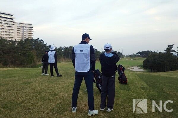 23일 경기 안산시 대부도 더헤븐리조트 내 더헤븐CC에서 진행되는 ‘2026 U.S. Kids Golf Korean Championship(유에스 키즈 골프 코리안 챔피언십)’ 2라운드에 출전한 선수들이 티오프전 연습에 한창이다. 사진=김규빈 기자