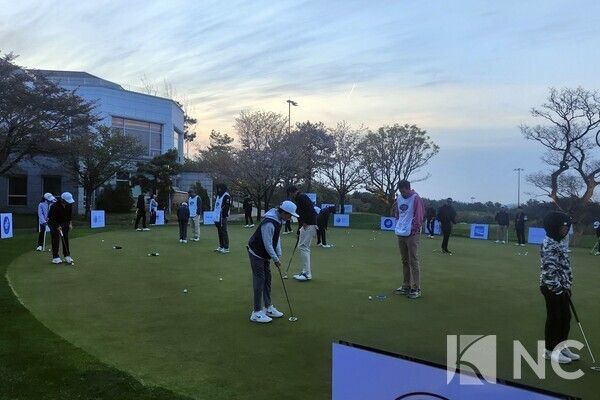 23일 경기 안산시 대부도 더헤븐리조트 내 더헤븐CC에서 진행되는 ‘2026 U.S. Kids Golf Korean Championship(유에스 키즈 골프 코리안 챔피언십)’ 2라운드에 출전한 남자부 10세 이하 선수들이 티샷에 나섰다. 사진=김규빈 기자