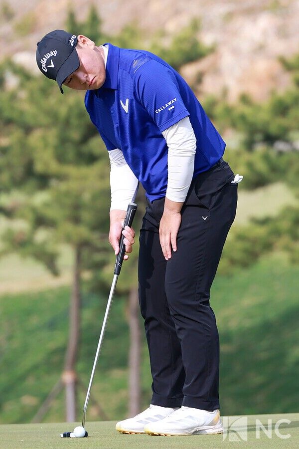 23일 경기 안산시 대부도 더헤븐리조트 내 더헤븐CC에서 2026 유에스 키즈 골프 코리안 챔피언십(U.S. Kids Golf Korean Championship) 2라운드 남자 15~18세 디비전에 출전한 임태영이 퍼팅을 하고 있다. 사진=김규빈 기자