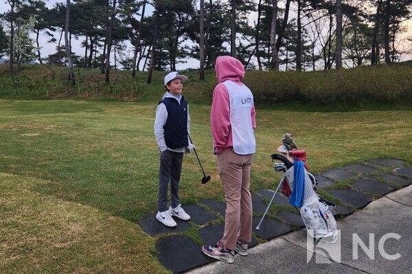 23일 경기 안산시 대부도 더헤븐리조트 내 더헤븐CC에서 ‘2026 U.S. Kids Golf Korean Championship(유에스 키즈 골프 코리안 챔피언십)’ 2라운드가 열린 가운데 오전 티오프 전 미국 선수가 부모와 대화를 나누고 있다. 사진=김규빈 기자