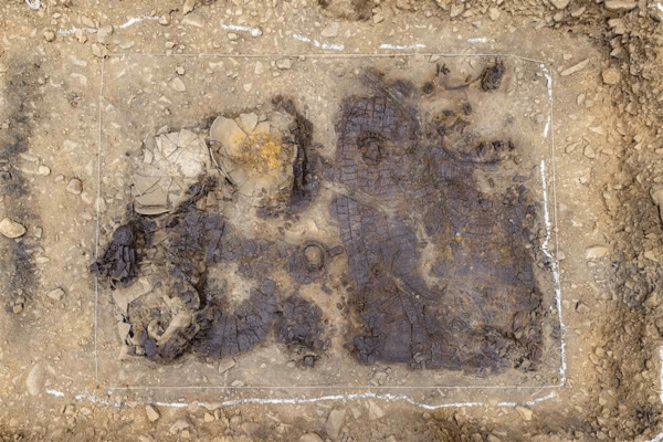 慶州・皇南洞1号墳出土の馬甲と人甲。写真=国家遺産庁