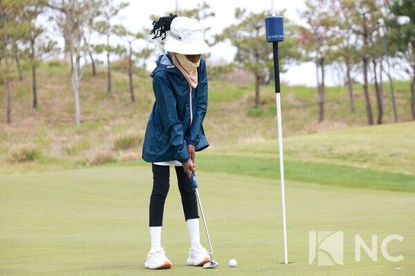 23일 경기 안산시 대부도 더헤븐리조트 내 더헤븐CC에서 ‘2026 U.S. Kids Golf Korean Championship(유에스 키즈 골프 코리안 챔피언십)’ 2라운드가 열린 가운데 우간다 선수가 연습 중에 있다. 사진=김규빈 기자