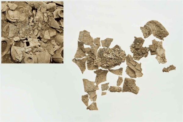 金銅冠出土時（左）および回収後（右）の様子。写真=新羅文化遺産研究院