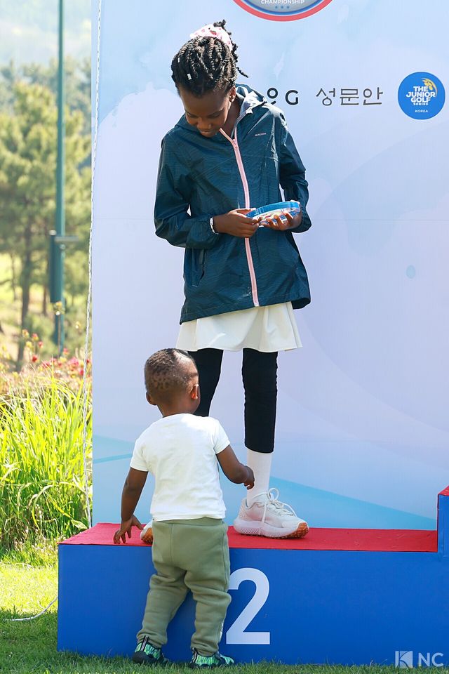 동생과 함께 포디움에 올라선 엘리자베스 선수. 사진=김규빈 기자