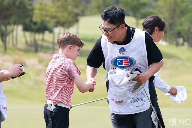 상대 선수 보호자와 악수를 나누는 웨인 선수. 사진=김규빈 기자