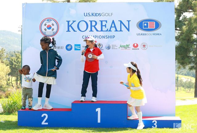 동생과 함께 포디움에 올라선 엘리자베스 선수. 사진=김규빈 기자