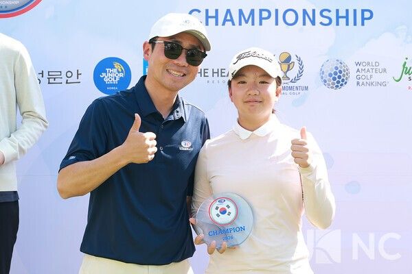24일 경기 안산 대부도 더헤븐CC에서 ‘2026 유에스 키즈 골프 코리안 챔피언십(U.S. Kids Golf Korean Championship)’ 시상식. 좌측부터 김준길 BM글로벌골프 대표와 지예은. 사진=김규빈 기자