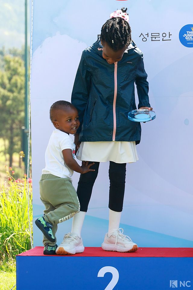 동생과 함께 포디움에 올라선 엘리자베스 선수. 사진=김규빈 기자