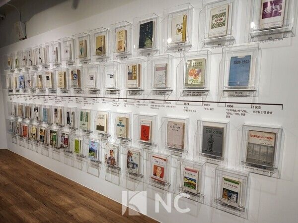 전시 중인 신경림 시인의 작품들. 사진=뉴스컬처