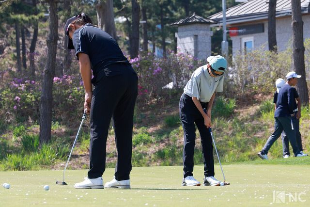 퍼팅에 집중하고 있는 ‘2026 유에스 키즈 골프 코리안 챔피언십(U.S. Kids Golf Korean Championship)’ 참가 선수들. 사진=김규빈 기자