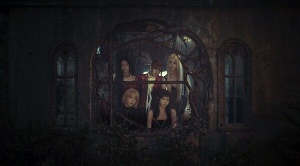 LE SSERAFIM. Photo by Source Music.