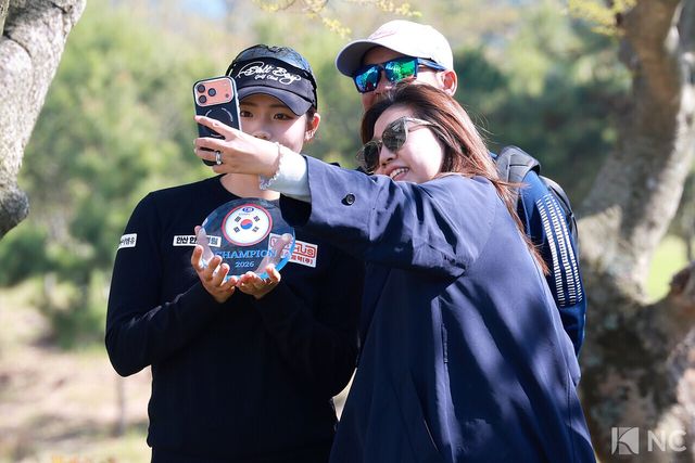 기념 사진을 촬영 중인 조지윤 선수. 사진=김규빈 기자