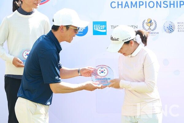 24일 경기 안산 대부도 더헤븐CC에서 ‘2026 유에스 키즈 골프 코리안 챔피언십(U.S. Kids Golf Korean Championship)’ 시상식. 좌측부터 김준길 BM글로벌골프 대표와 지예은. 사진=김규빈 기자