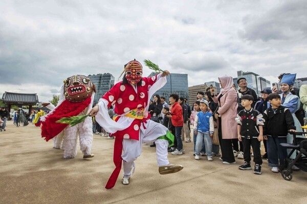 Gyeongbokgung Street Parade. Photo by Korea Heritage Agency.
