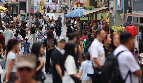 Myeong-dong crowded with foreign tourists. Photo by Yonhap News.