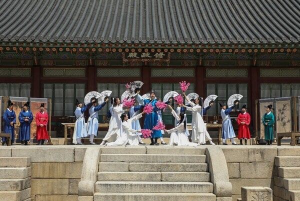 경복궁 시간여행 - 수정전 앞마당에 펼쳐진 ‘몽유도원’의 봄2026 봄 궁중문화축전이 한창인 경복궁 수정전 앞에서 ‘경복궁, 시간여행 – 궁중 일상재현’의 주제공연 ‘몽유도원, 필묵의 춤’이 펼쳐지고 있다. 수정전은 조선시대 그림을 관장하던 화원(畵員)들의 공간으로, 이날 공연에는 합죽선과 매화 가지를 든 무용수들이 한 폭의 산수화처럼 어우러지며 회화를 주제로 한 궁중의 일상을 무대 위에 표현했다. 사진=국가유산진흥원