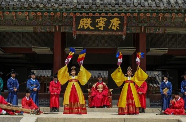 2026 봄 궁중문화축전이 개막한 25일 경복궁 강녕전 앞에서 ‘경복궁, 시간여행 – 궁중 일상재현’의 주제공연이 펼쳐지고 있다. 궁중 일상재현은 근정전·수정전·침전·소주방 등 경복궁 권역별로 회화·음악·의복·무용·궁중음식을 주제로 한 주제공연과 관객참여 공연이 동시다발로 열리는 대표 프로그램이다. 궁중일상재현 - 강녕전 앞마당에서 되살아난 궁중 풍경. 사진=국가유산진흥원