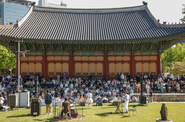 2026 봄 궁중문화축전 기간 중인 26일 덕수궁 즉조당 앞에서 ‘덕수궁 풍류’ 공연이 펼쳐지자 관람객들이 즉조당 월대를 가득 메우고 있다. 덕수궁 풍류는 MZ 소리꾼의 신명 나는 무대부터 국악 아카펠라, 드라마 ‘궁’ OST 메들리까지 다채로운 레퍼토리로 구성된 야외 공연이다. 덕수궁 풍류 - 즉조당 앞마당에 울려 퍼진 ‘MZ 풍류’. 사진=국가유산진흥원