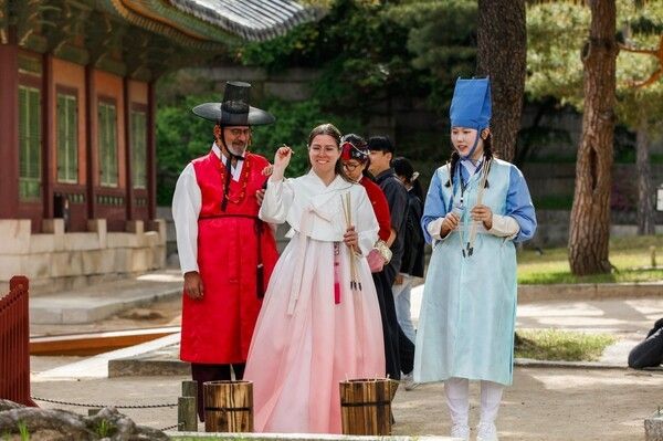 창경궁 궁중놀이방 - 한복 입고 즐기는 투호놀이2026 봄 궁중문화축전이 한창인 창경궁에서 한복을 곱게 차려입은 외국인 관람객이 자원활동가 ‘궁(宮)이둥이’와 함께 투호놀이를 즐기며 환하게 웃고 있다. 궁중놀이방은 자원활동가가 직접 기획·운영하는 소규모 체험 프로그램으로, 전통 놀이 체험과 ‘궁이둥이를 이겨라’, ‘궁퀴즈’, ‘궁셀샷’ 등 다양한 이벤트로 내·외국인 관람객 모두에게 호응을 얻고 있다. 사진=국가유산진흥원