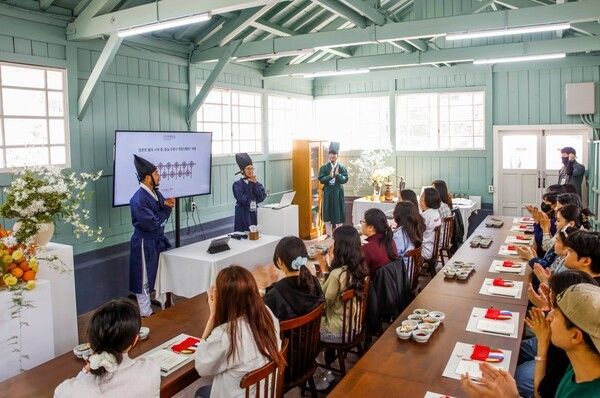 창경궁 영춘헌 봄의 서재 - 창경궁에서 만난 조선의 향(香)2026 봄 궁중문화축전 신규 프로그램 ‘영춘헌, 봄의 서재’ 참가자들이 창경궁 대온실에 마련된 교육공간에서 왕실 조향사 ‘향장(香匠)’ 체험에 참여하고 있다. 정조의 독서 공간이었던 영춘헌을 활용한 이 프로그램은 자율 워케이션(집중의 시간), 향낭 만들기(환기의 시간), 궁중차 체험(재충전의 시간), 북캉스(여백의 시간) 등 네 개의 시간으로 구성된 워케이션 프로그램이다. 사진=국가유산진흥원
