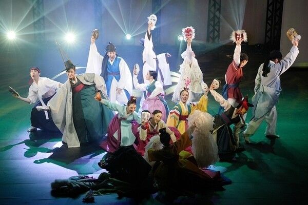Performance scene from “Gwangdae” by the National Jeongdong Theater Company. Photo by National Jeongdong Theater.