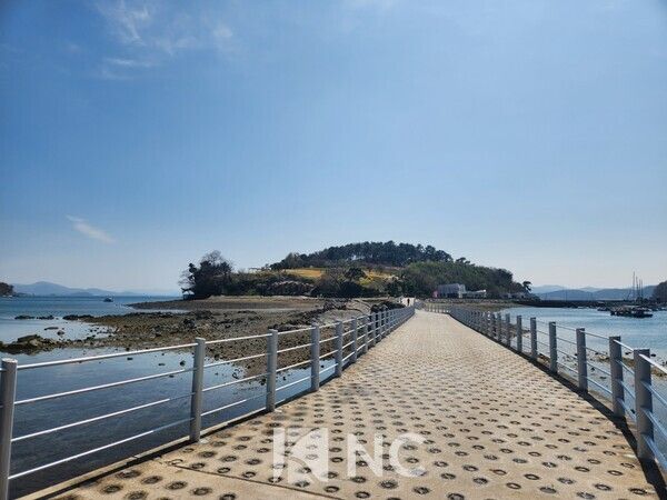 장도로 가는 길. 진섬다리를 건너야 한다. 사진=뉴스컬처