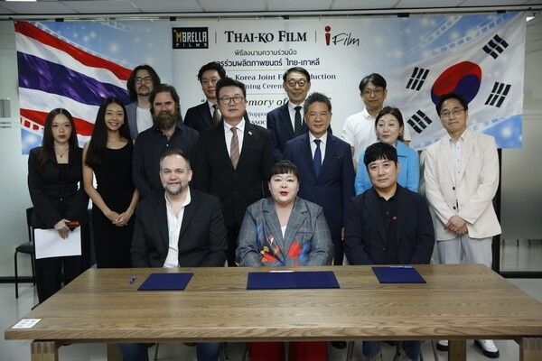 A commemorative group photo from the production agreement ceremony for “1950. Memory of the Day.” Photo by Korean Association in Thailand at Sorachai Building, Bangkok.
