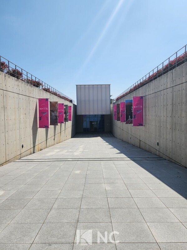 장도전시관은 GS칼텍스 예울마루가 운영하는 복합문화공간이다.&nbsp;전시실을 비롯해 카페, 교육실, 사무실 등 다양한 공간이 마련돼 있다.&nbsp;사진=뉴스컬처