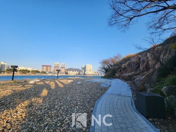 장도 입구 인근에 미디어파사드 공연 시설이 설치돼 있다. 사진=뉴스컬처