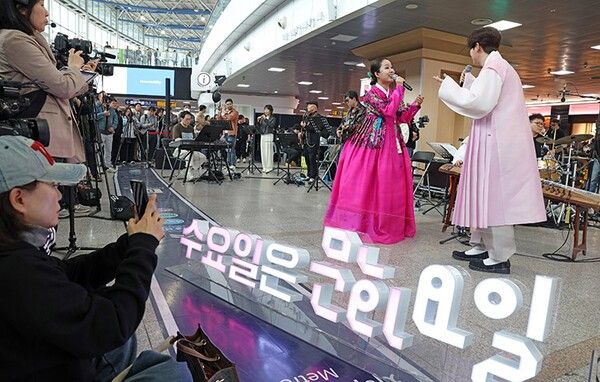지난 달 1일 서울역에서 ‘수요일은 문화요일, 문화로 놀자!’라는 표어 아래 공연을 개최했다. 사진=문체부 제공