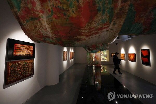 9일 오후 경기도 용인시 경기도박물관에서 열린 개관 30주년 기념 특별전 '성파선예 : 성파스님의 예술세계'에서 참석자들이 전시를 둘러보고 있다. 사진=연합뉴스