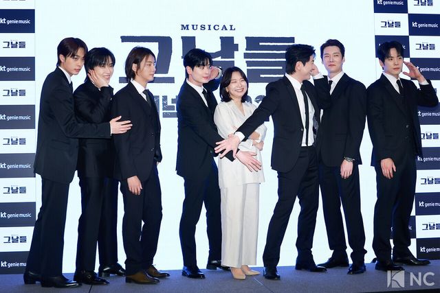 배우 유선호, 산들, 윤시윤, 박규원, 류수영, 최진혁, 김정현과 장유정 연출가. 사진=김규빈 기자