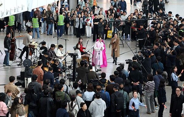 지난 달 1일 서울역에서 ‘수요일은 문화요일, 문화로 놀자!’라는 표어 아래 공연을 개최했다. 사진=문체부 제공