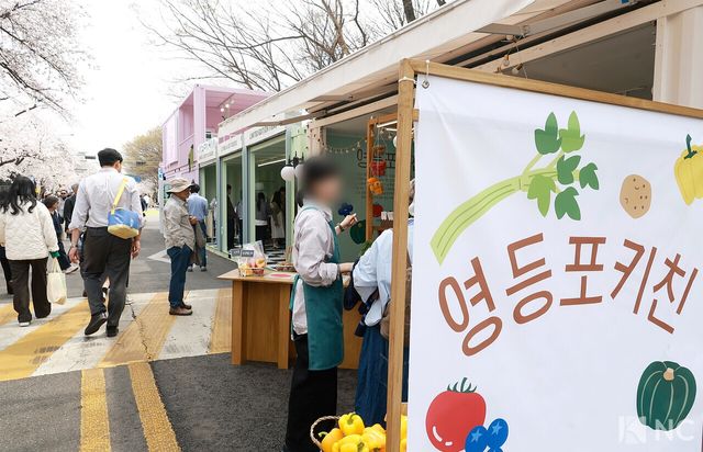 여의도 봄꽃축제가 한창인 3일 다양한 식음료 부스들이 서울 영등포구 여의도 윤중로에 위치해 있다. 사진=김규빈 기자