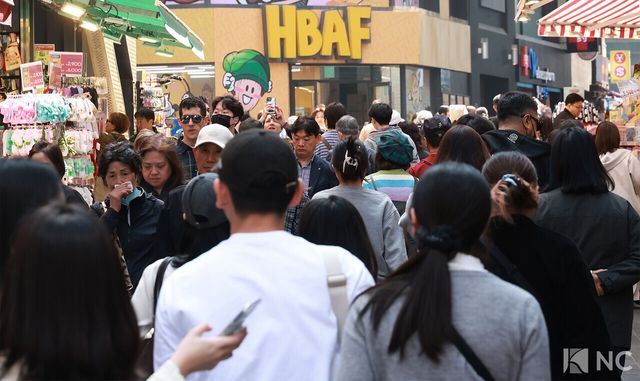 관광객들로 붐비는 명동 거리. 사진=김규빈 기자