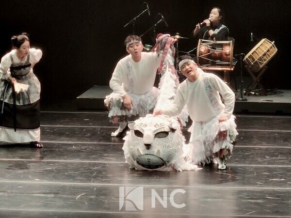 타래 팀의 '이인뎐' 공연 모습. (왼쪽부터)엄지(소리), 진기동(탈꾼), 김재민(탈꾼), 이보미(기획 및 퍼커션). 사진=뉴스컬처