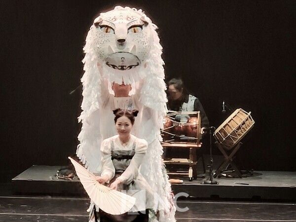 '무형유산 창작랩' 쇼케이스에서 선보인 타래의 '이인뎐' 공연 모습. 사진=뉴스컬처