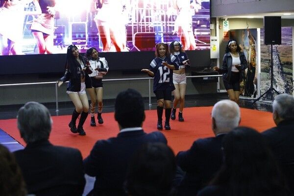 페루 현지 커버댄스 그룹의 K팝 공연. 사진=주페루대사관